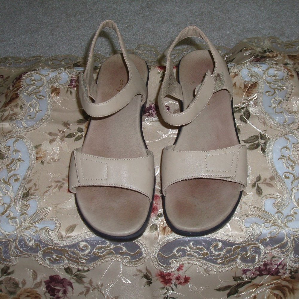 Easy Spirit Sandals Beige Color Leather Upper - Size 9 Medium